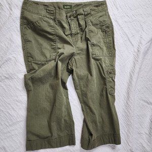 Size 14 Eddie Bauer 100% Cotton Vashon Fit Cargo Capri in Olive Green